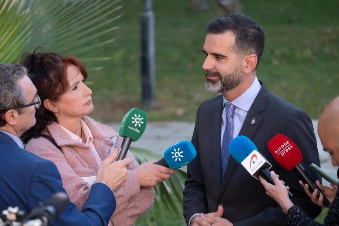 El consejero atendiendo a los medios.  - Viva