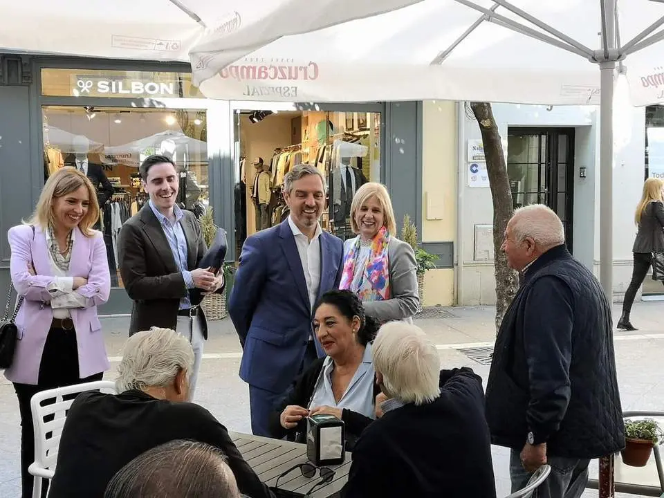 Juan Bravo junto a Pelayo en la calle Larga. - PP