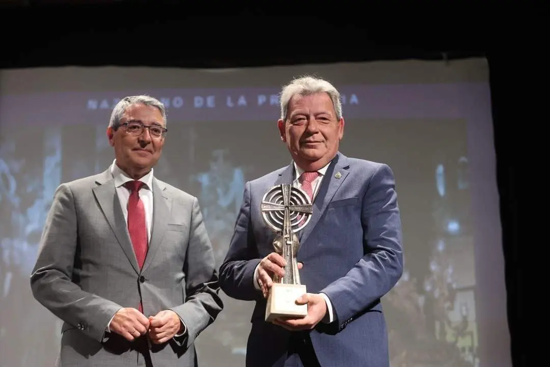 Francis Salado hace entrega del galard&oacute;n a Francisco Javier Garc&iacute;a. - Facebook Agrupaci&oacute;n de Cofrad&iacute;as de V&eacute;lez.
