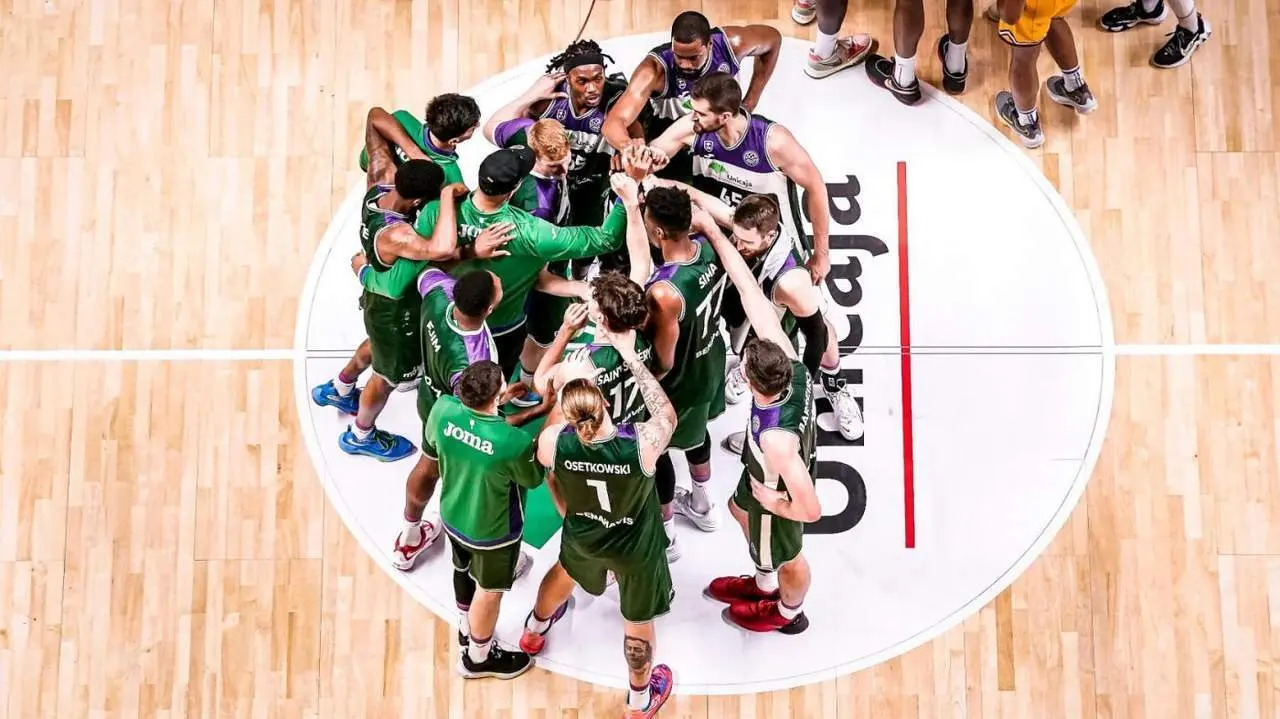El Unicaja celebra una victoria en el Carpena. - UNICAJA CB / Mariano pozo