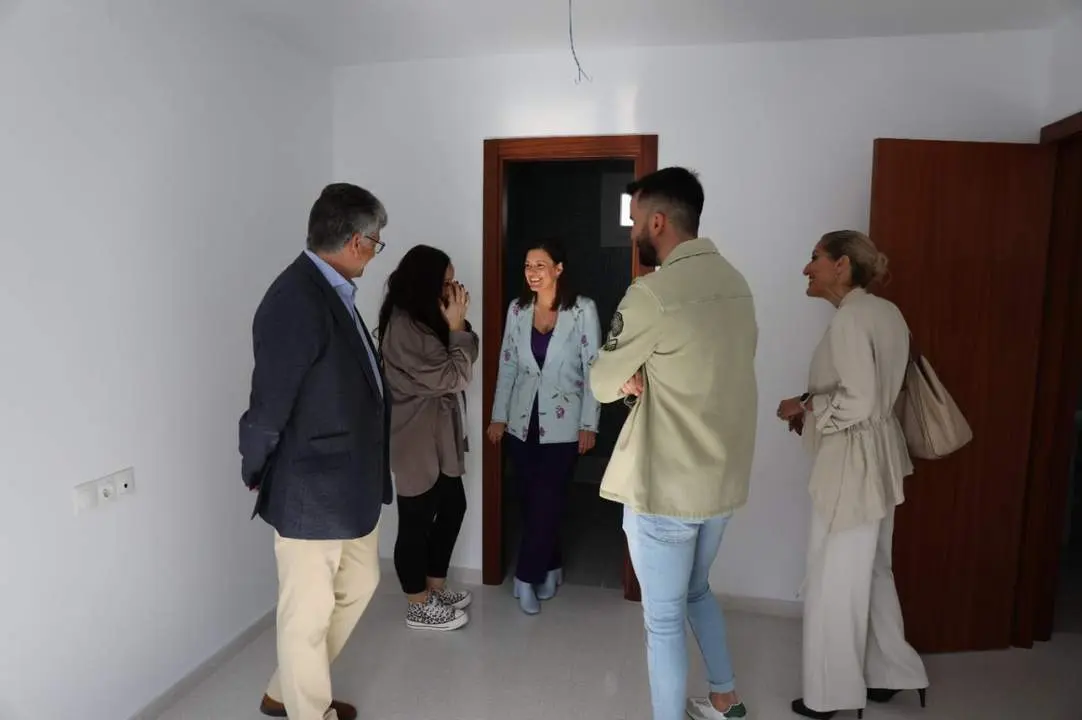 Patricia Cavada mostrando las viviendas. - A.I.