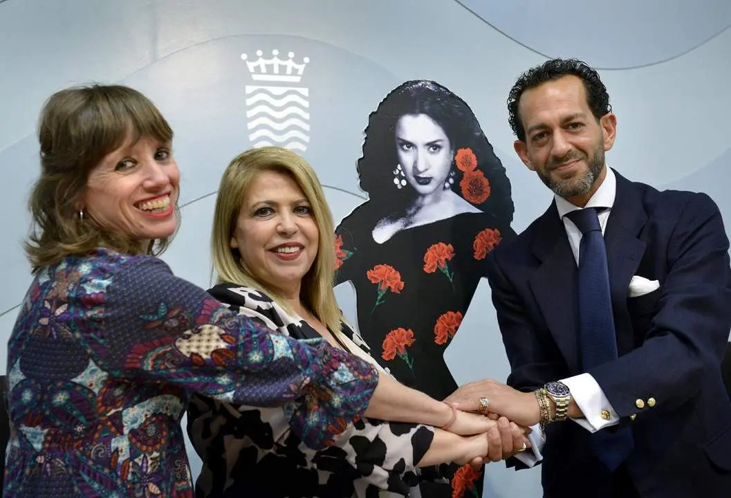 La alcaldesa, la edil de Cultura e Ignacio del Pilar Rold&aacute;n Soto. - VIVA