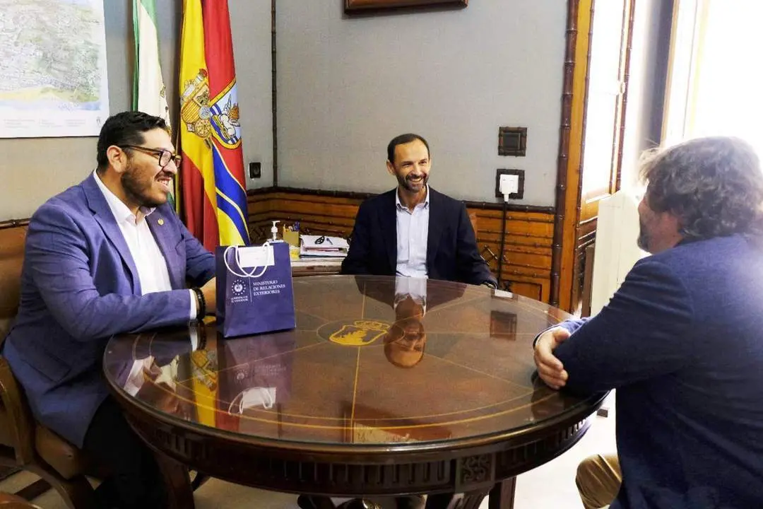 Javier Helaman Reyes, V&iacute;ctor Mora y Jos&eacute; Mar&iacute;a Tudela en la reuni&oacute;n    - A. I.