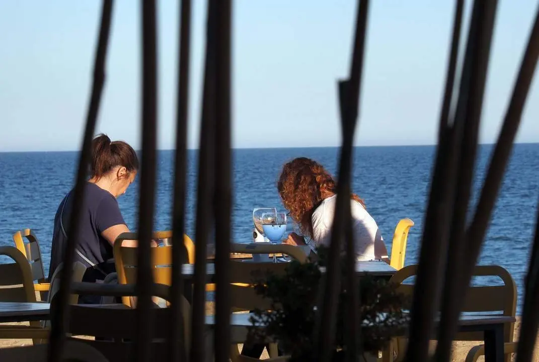 Turistas en una playa de la Costa Occidental de Huelva - Jordi Landero