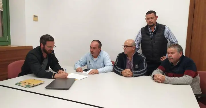 Botella mantiene un encuentro con la Agrupaci&oacute;n Local Puerto Taxi.  - Viva. 