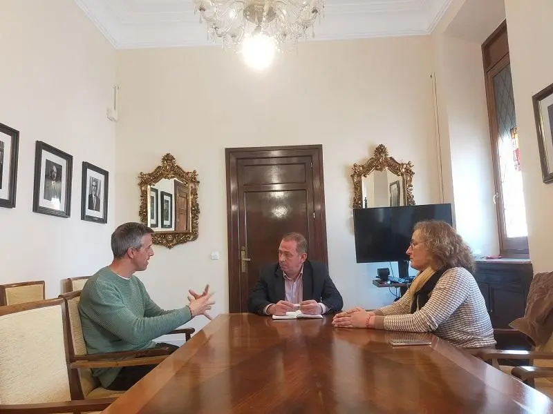 Reuni&oacute;n entre el concejal y representantes del centro. - Viva Ja&eacute;n