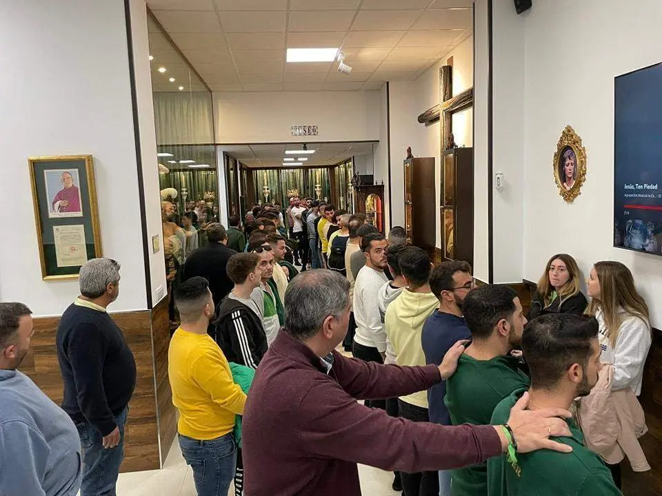 Medici&oacute;n de costaleros. - Hermandad del Gran Poder.