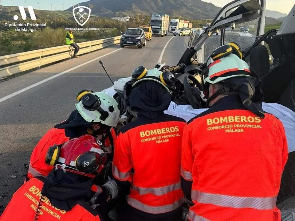 Bomberos del Consorcio trabajando en el siniestro. - Diputaci&oacute;n
