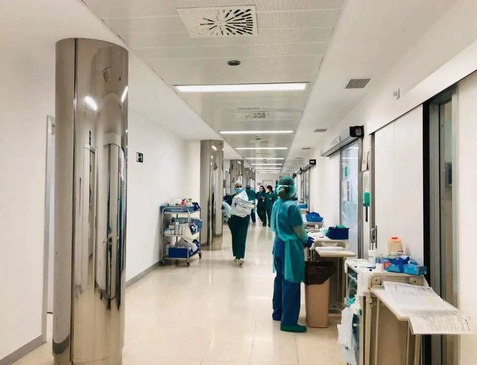 Sanitarios en el Hospital Cl&iacute;nico Virgen de la Victoria de M&aacute;laga. - Junta de Andaluc&iacute;a