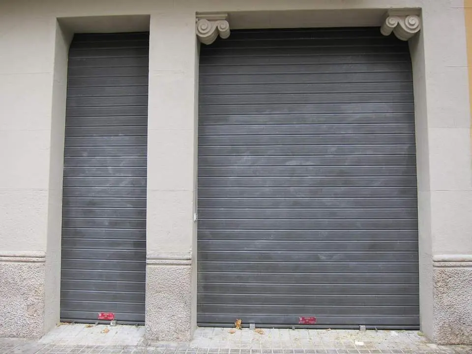 Un comercio con las persianas cerradas. - E. P.