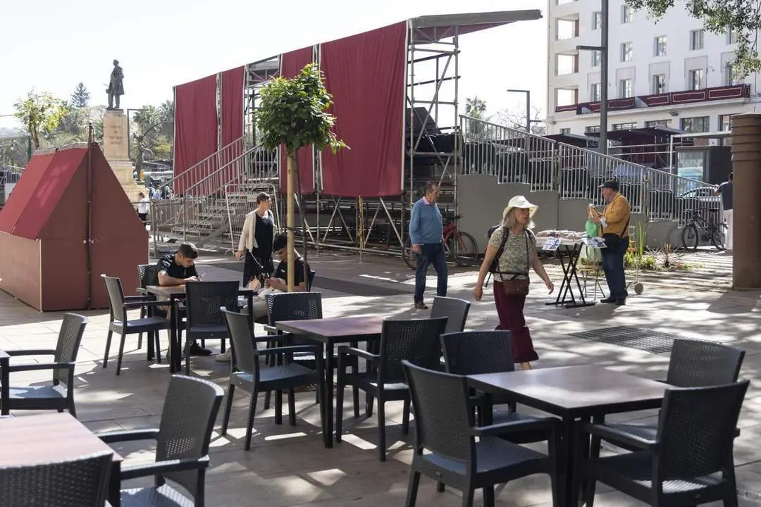 Varias personas caminan junto a las tribunas que se est&aacute;n montando. - EFE/ Daniel P&eacute;rez
