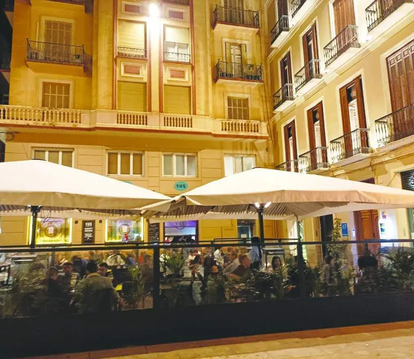 La plaza con los negocios de restauraci&oacute;n actuales. - JMC.