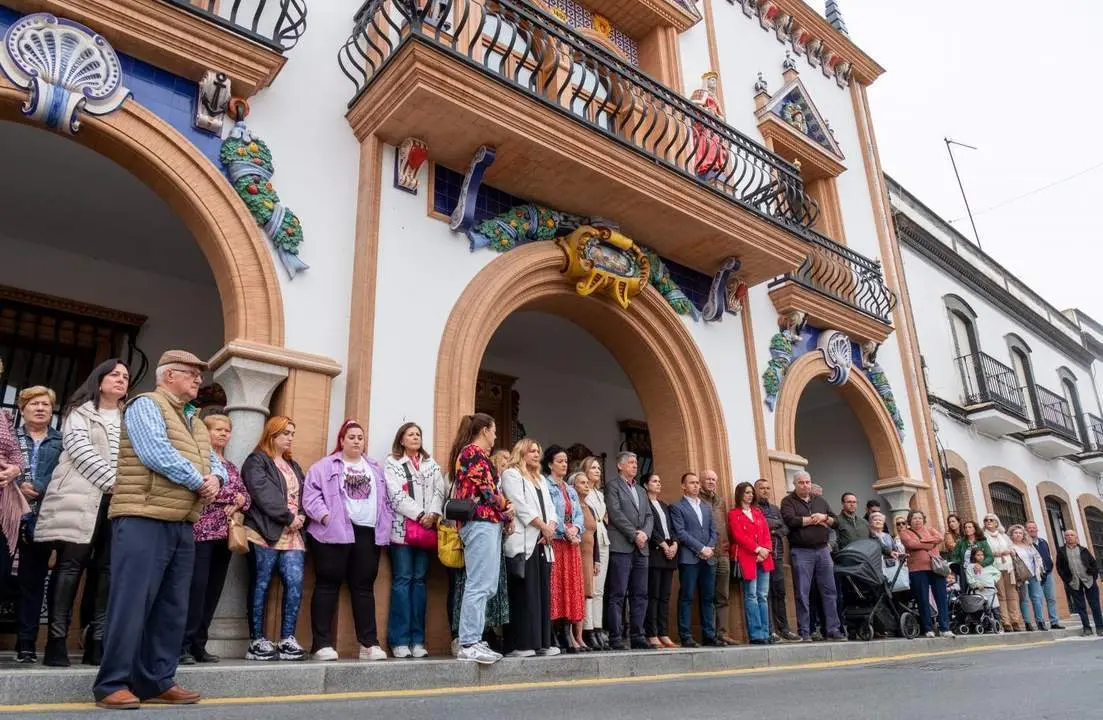 Minuto de silencio en el Ayuntamiento de Palos. - JULI&Aacute;N P&Eacute;REZ / EFE