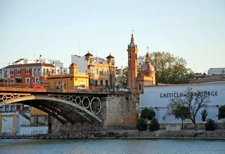 Una panor&aacute;mica del puente de Triana. - Archivo
