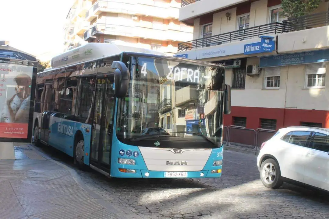 Un autob&uacute;s urbano de Emtusa. - VH