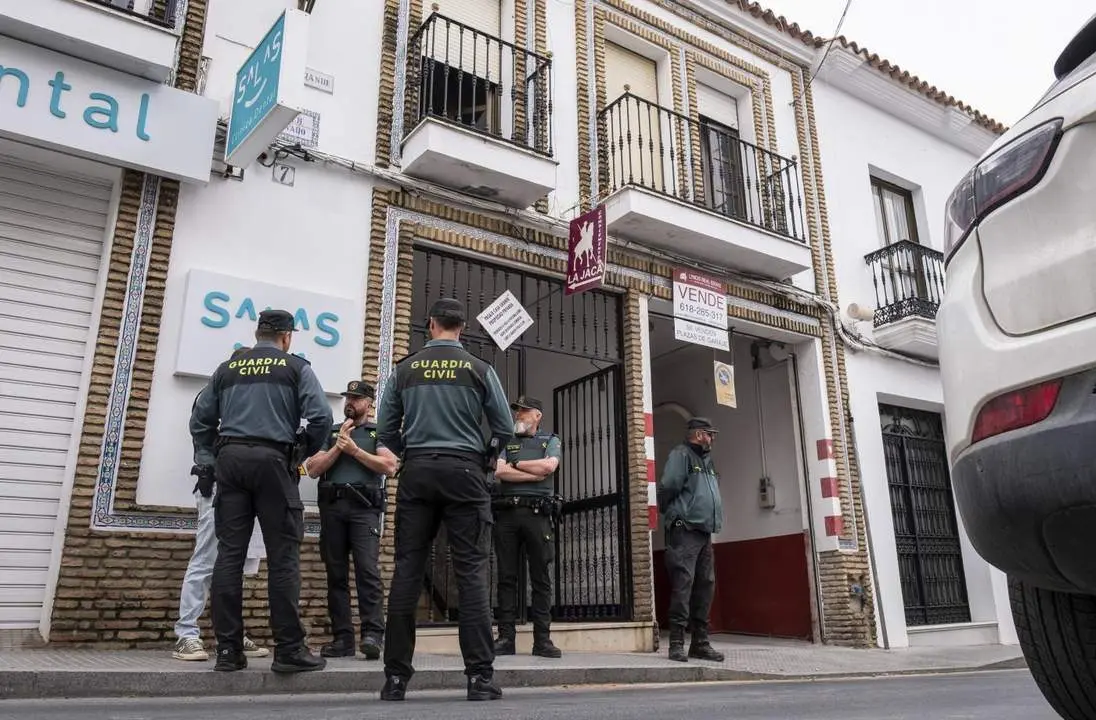 Efectivos de la Guardia Civil en la vivienda del presunto asesino. - JULI&Aacute;N P&Eacute;REZ / EFE