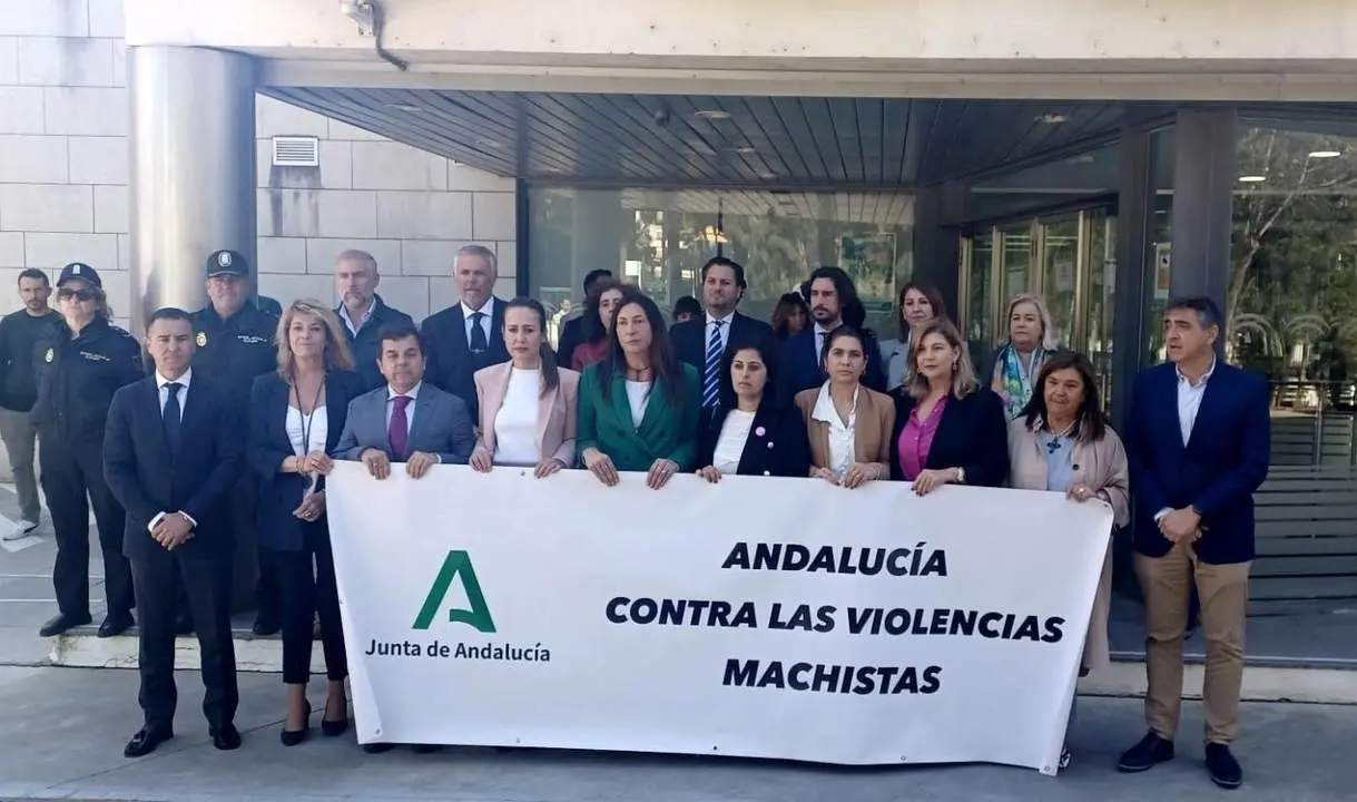 Minuto de silencio en la Delegaci&oacute;n de la Junta en Huelva. - VH