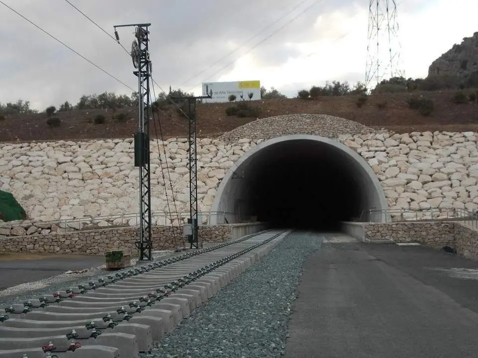 T&uacute;nel de Archidona, que forma parte de la L&iacute;nea de Alta Velocidad, - ADIF