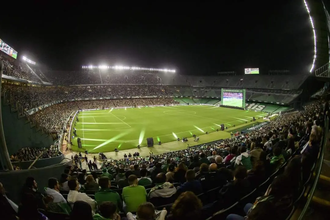 Pantalla gigante en el Benito Villamar&iacute;n. - EFE