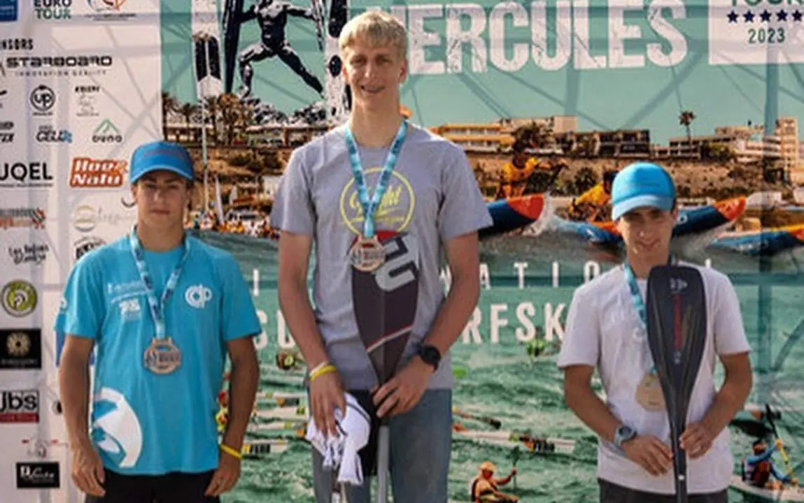 El deportista isle&ntilde;o (a la derecha) en al podio de Ceuta - VCO