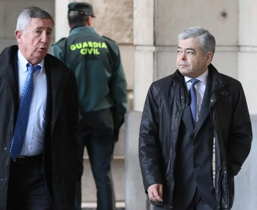 Agust&iacute;n Barber&aacute;, junto a su abogado, en la quinta sesi&oacute;n del juicio.  - Viva. 