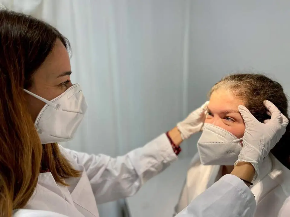 La dermat&oacute;loga Araceli Corrales revisando a una paciente. - Quir&oacute;nsalud
