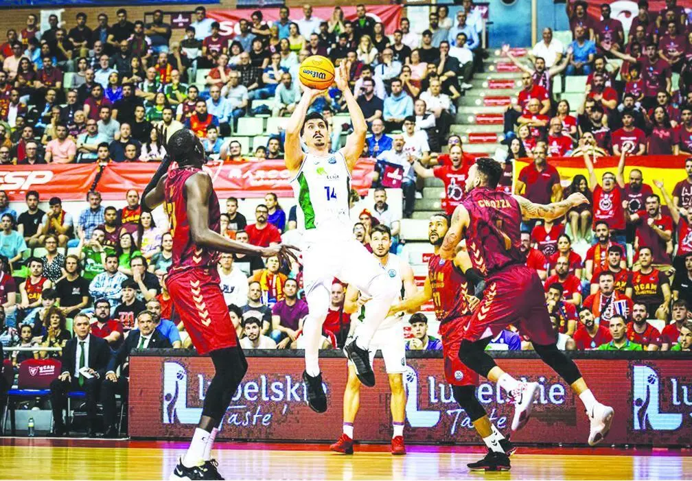 Dedovic lanza a canasta. - BCL