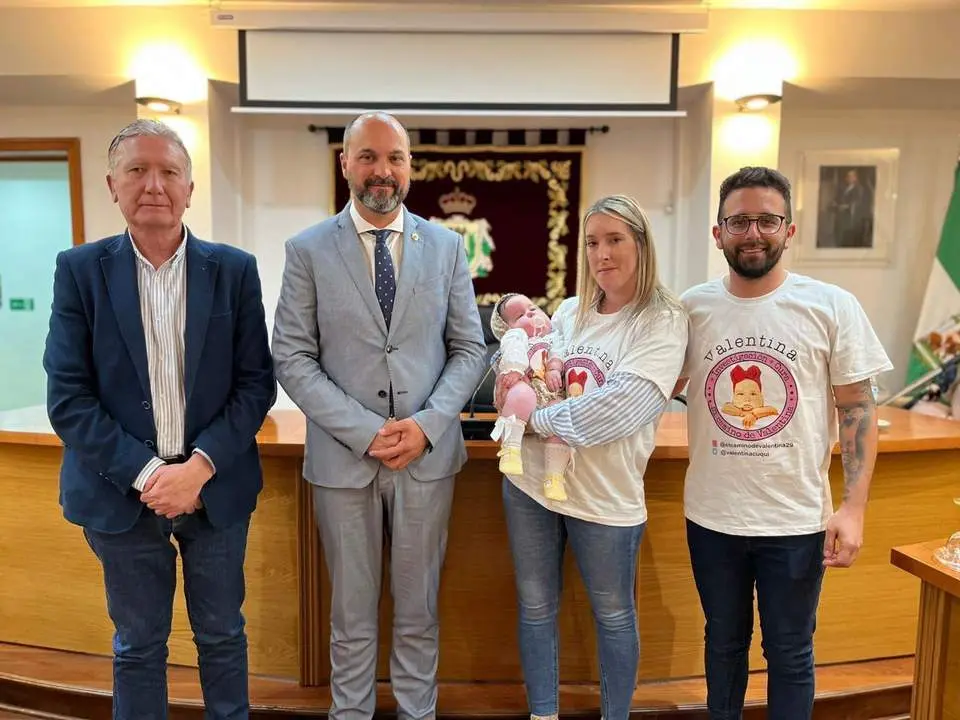 La familia de Valentina junto al alcalde y al investigador. - A.B.