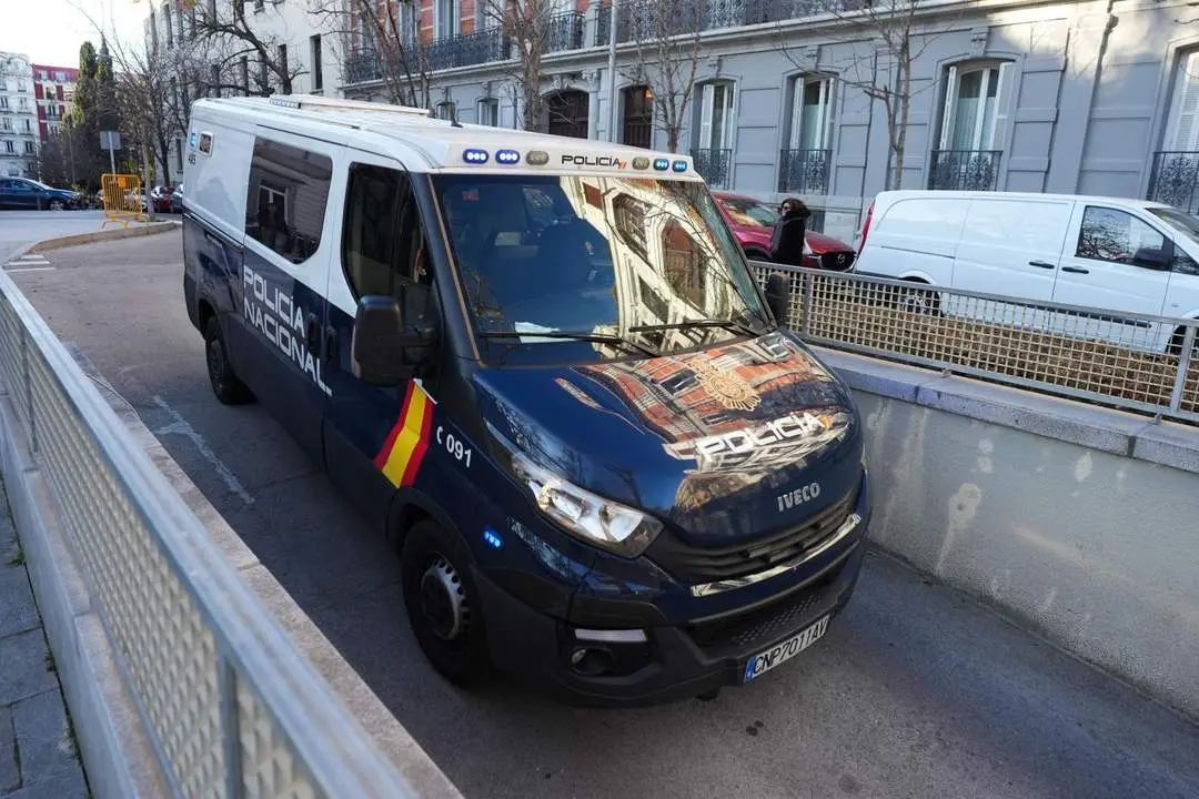 Llegada del furg&oacute;n policial a la Audiencia Nacional. - EFE