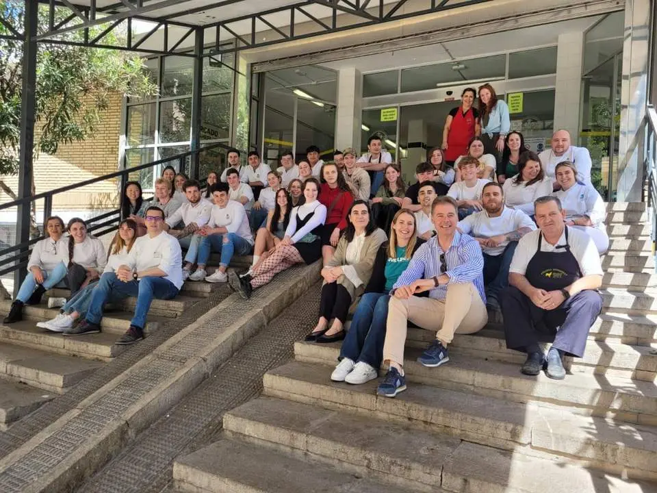 Alumnos en las escaleras del mercado. - Viva Ja&eacute;n