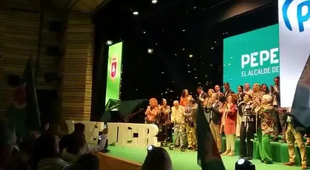 Pepe Ortiz se da un ba&ntilde;o de masas en la presentaci&oacute;n de su candidatura en Vejer