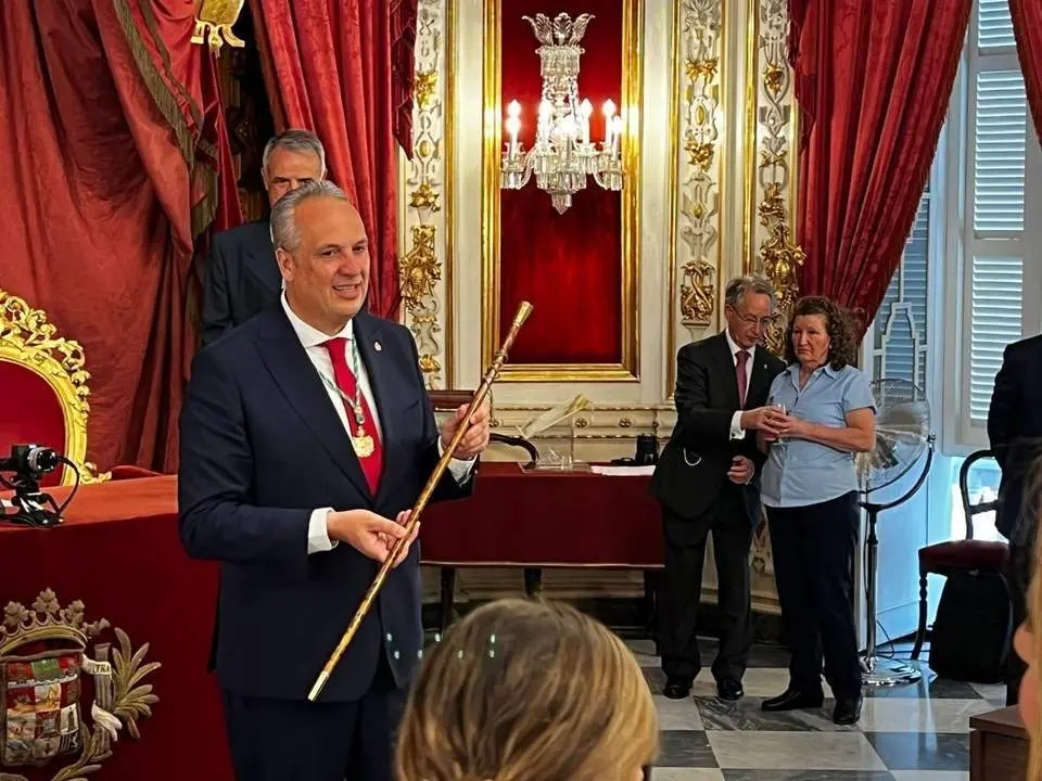 Ruiz Boix, con el bast&oacute;n de presidente de la Diputaci&oacute;n de C&aacute;diz. - VIVA