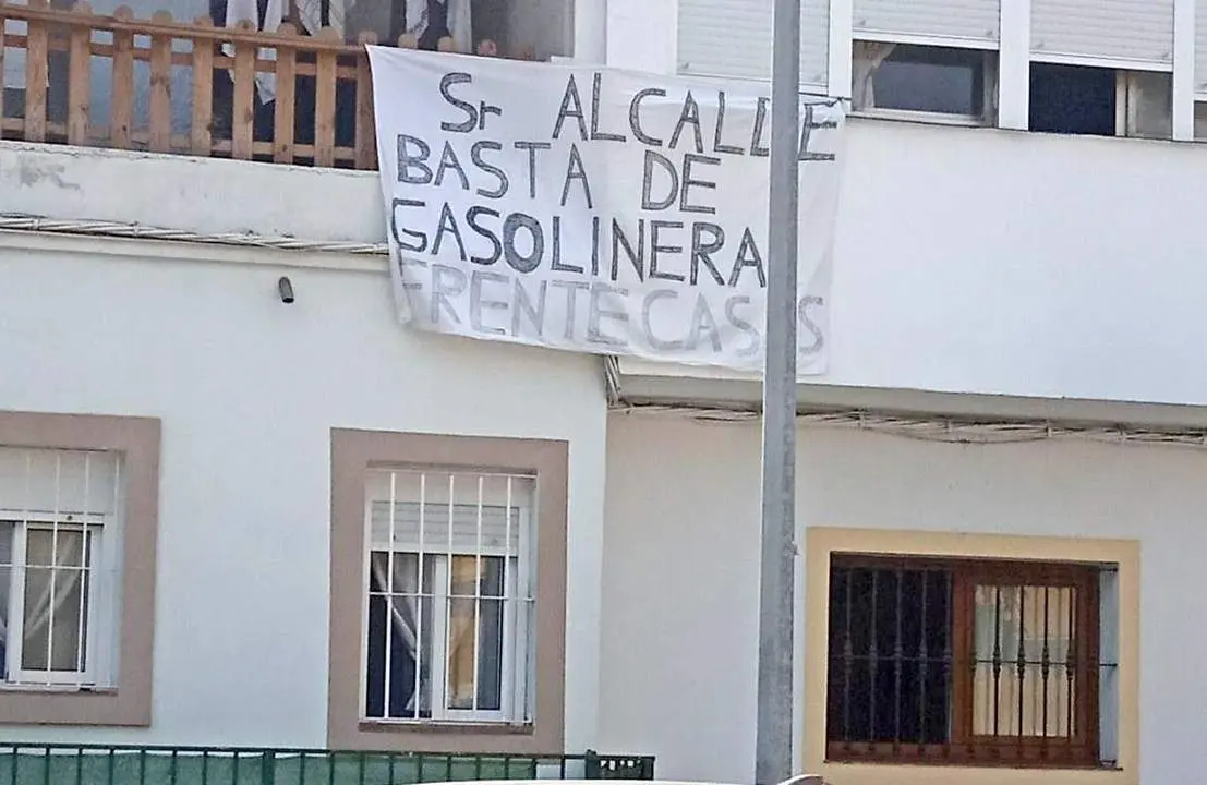 Pancarta contra la gasolinera. - A. I.