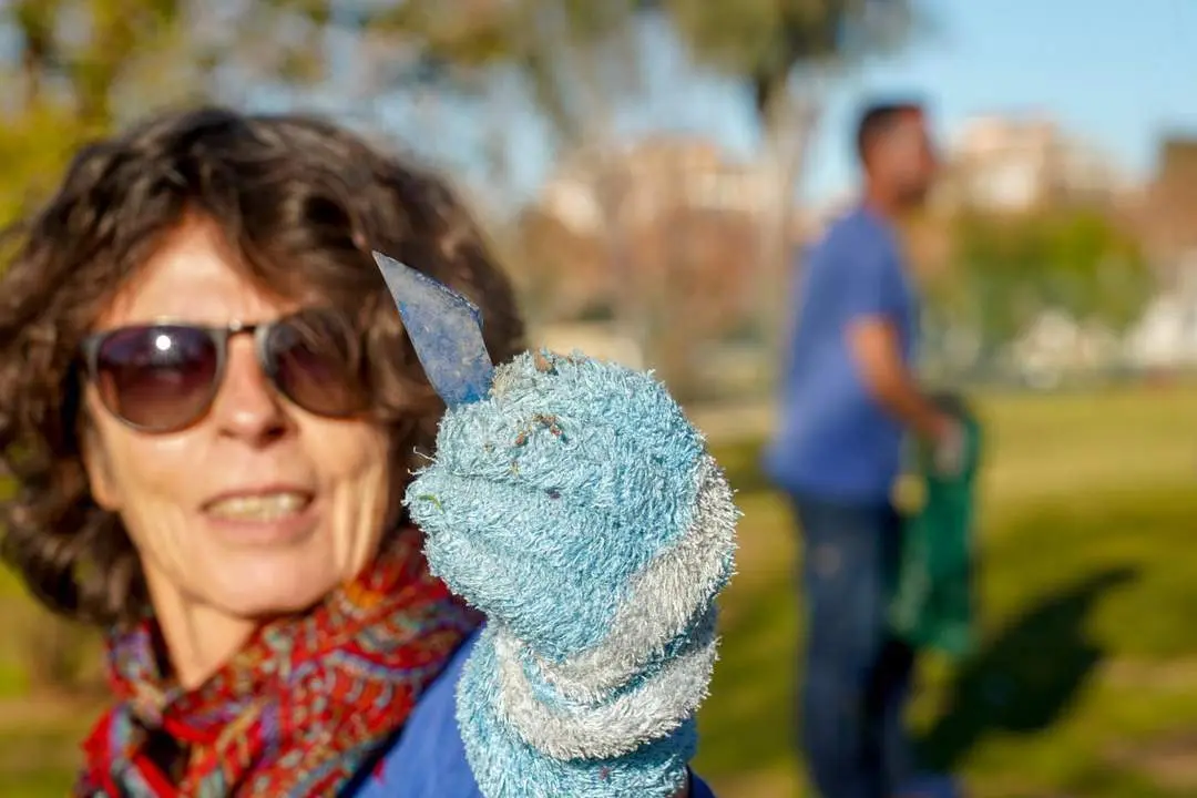 Un trozo de vidrio recogido en el parque del Guada&iacute;ra. - Eduardo Briones / Europa Press