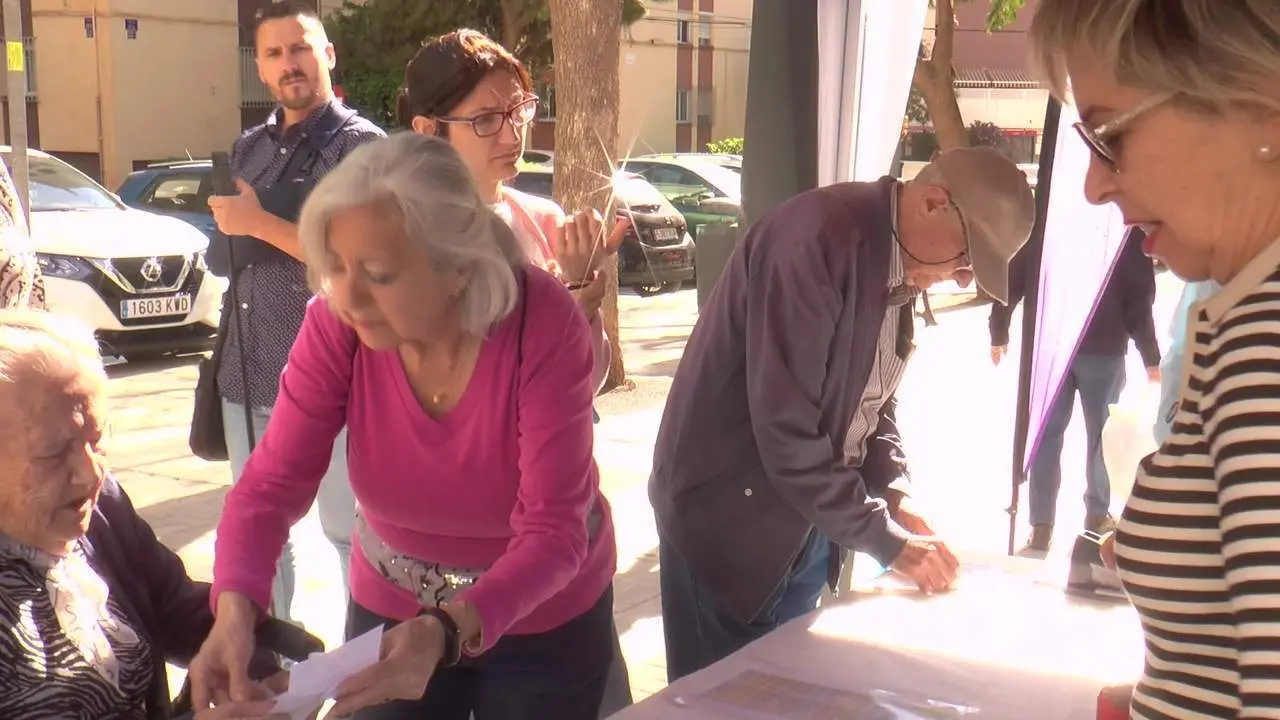 El barrio de Nueva M&aacute;laga reparte 110 rascas con regalo: "Hay que comprar en los barrios"
