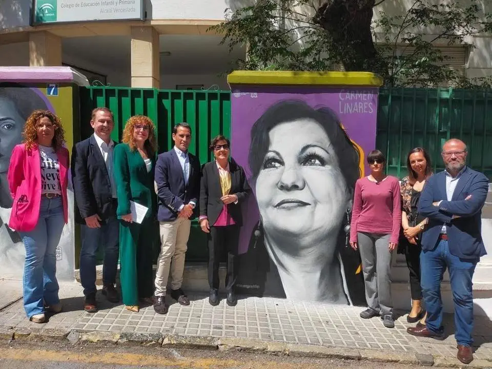 La cantaora con autoridades ante su mural. - Viva Ja&eacute;n.