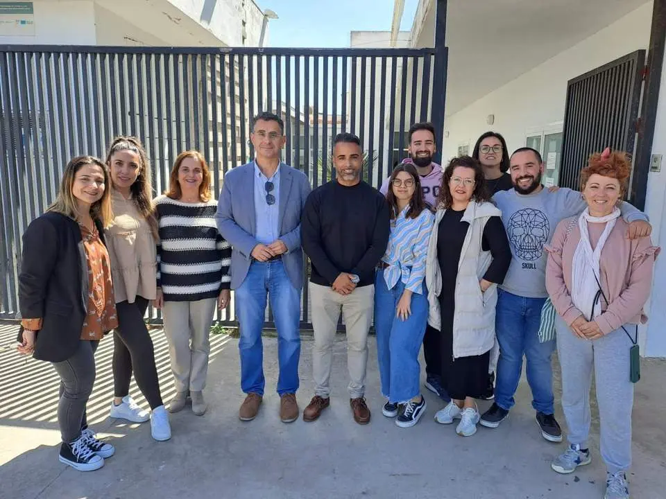 El alcalde y el concejal de Asuntos Sociales junto al personal. - A.I.