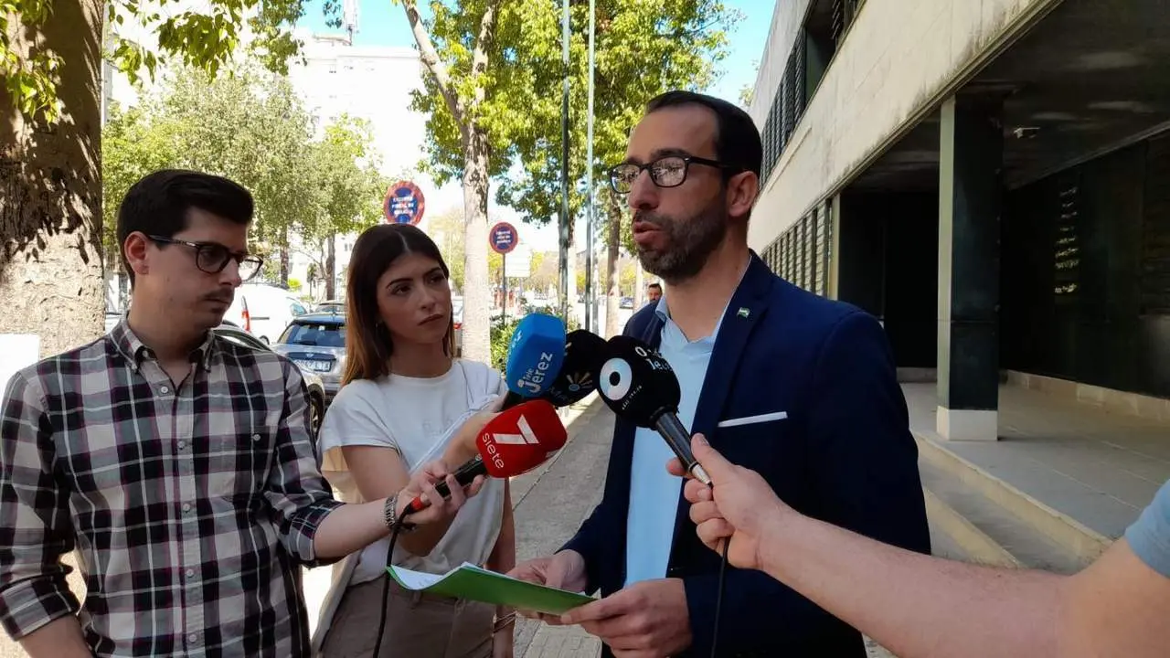 Casal compareciendo a las puertas del Juzgado - AxS&iacute;