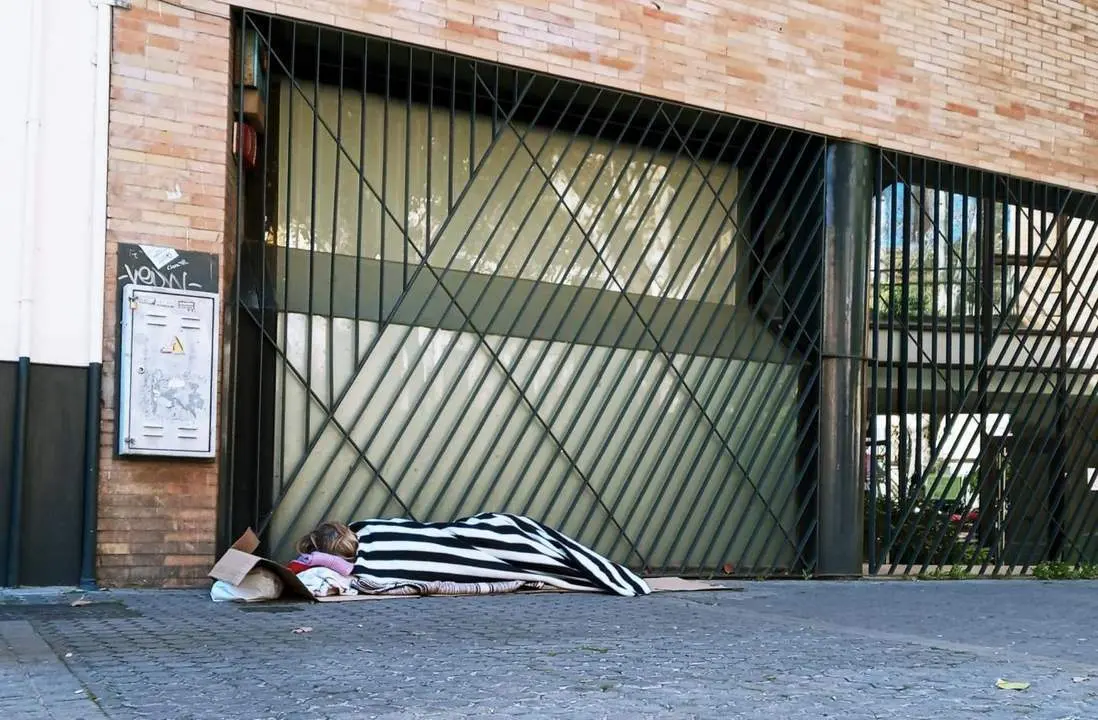 Persona sin hogar en una de las calles del municipio. - ALFREDO GUARDIA / EUROPA PRESS