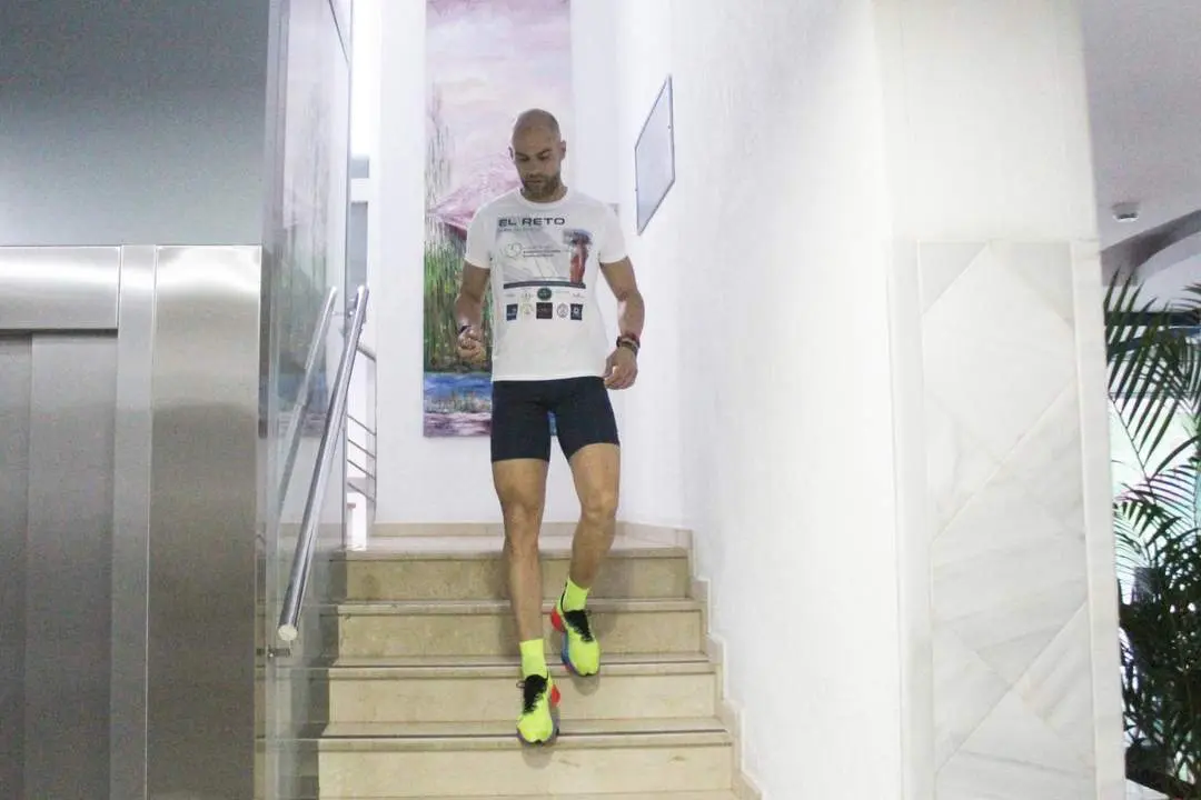 Abel Mansilla durante su primera hora subiendo y bajando escaleras - Ra&uacute;l J. Bustillos