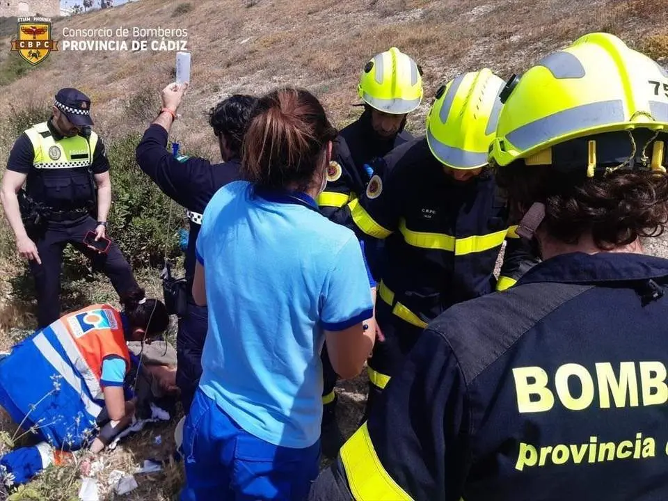 Bomberos rescat&oacute; a la mujer que se precipit&oacute; desde la muralla. - VIVA