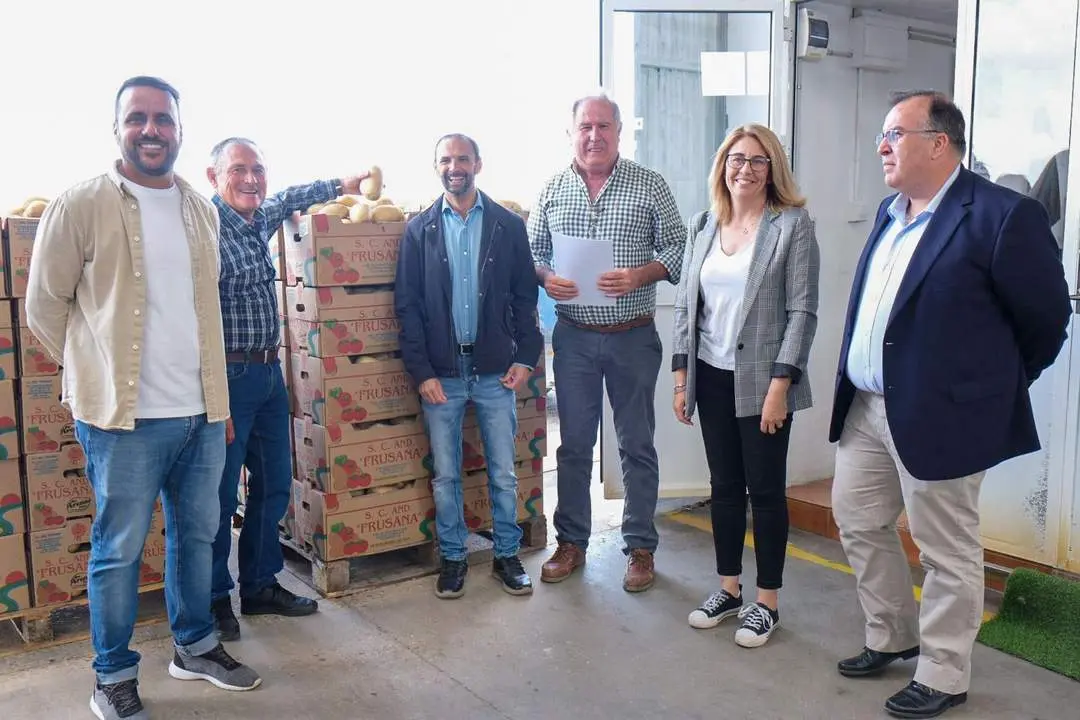 Visita del alcalde de Sanl&uacute;car, V&iacute;ctor Mora, a la Cooperativa Frusana - A. I.