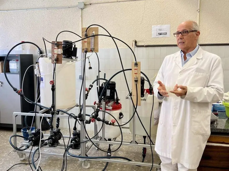 El profesor Luis Esquivias y la planta piloto. - VH