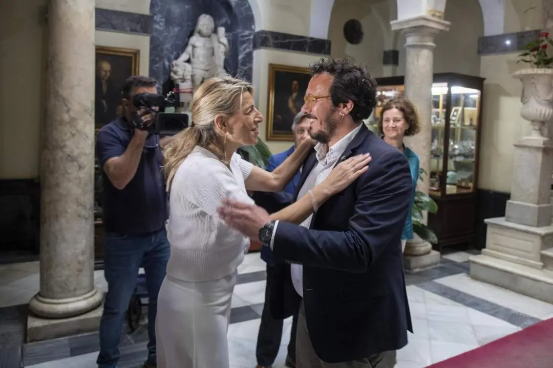Yolanda D&iacute;az, con Kichi, en el Ayuntamiento de C&aacute;diz. - EFE/Rom&aacute;n R&iacute;os.