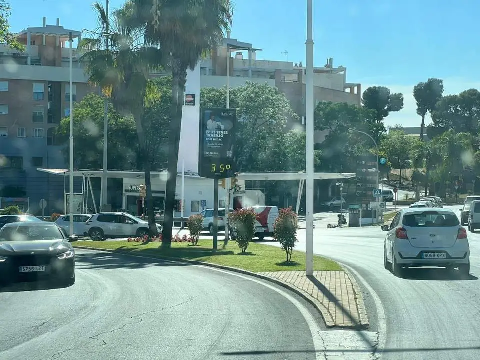 Un term&oacute;metro marca 35 grados en Huelva este mi&eacute;rcoles. - F. P&Eacute;REZ