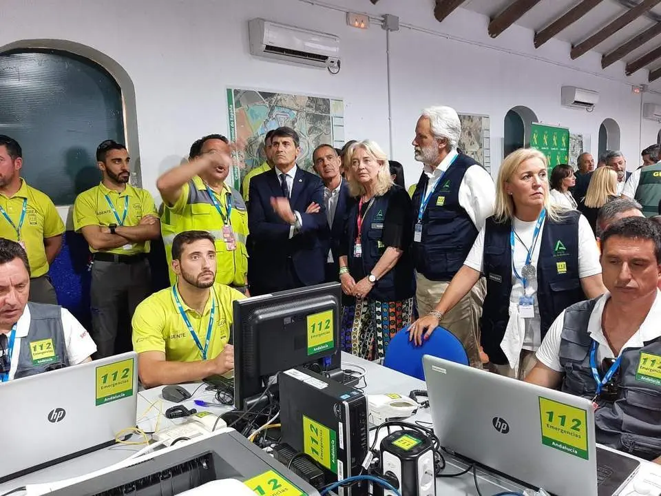 Las autoridades en la visita al puesto de mando - Junta