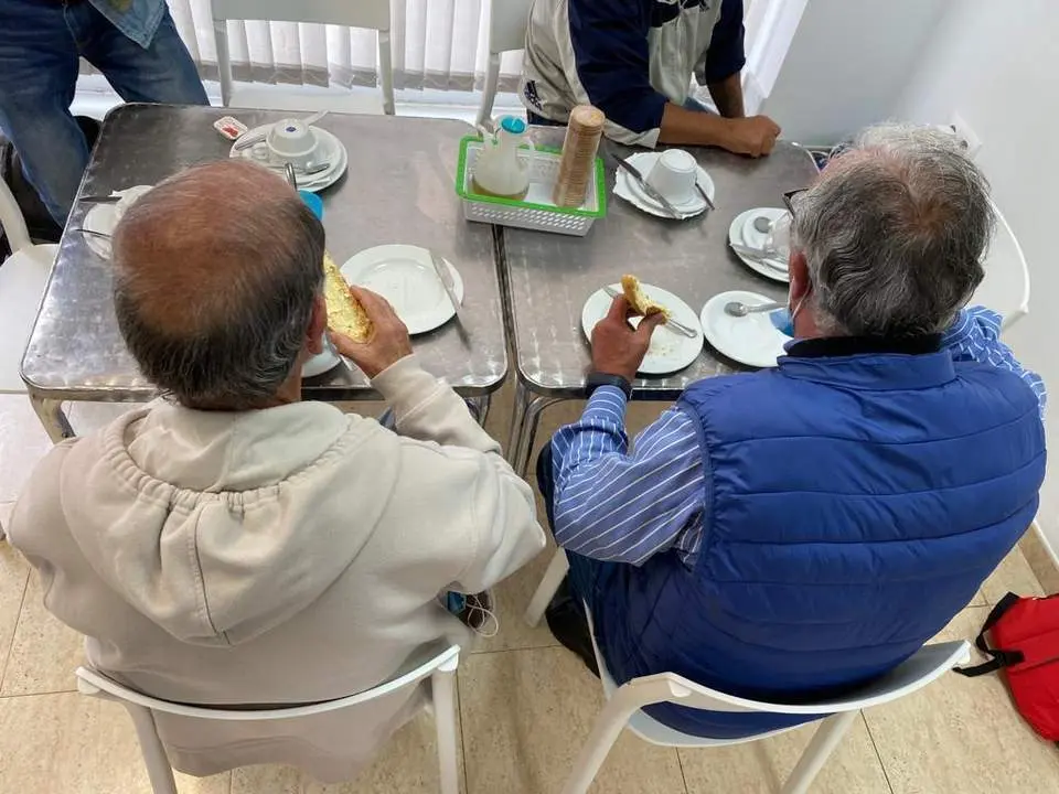 Usuarios de Calor en la Noche desayunando en el comedor. - Beatriz Anillo