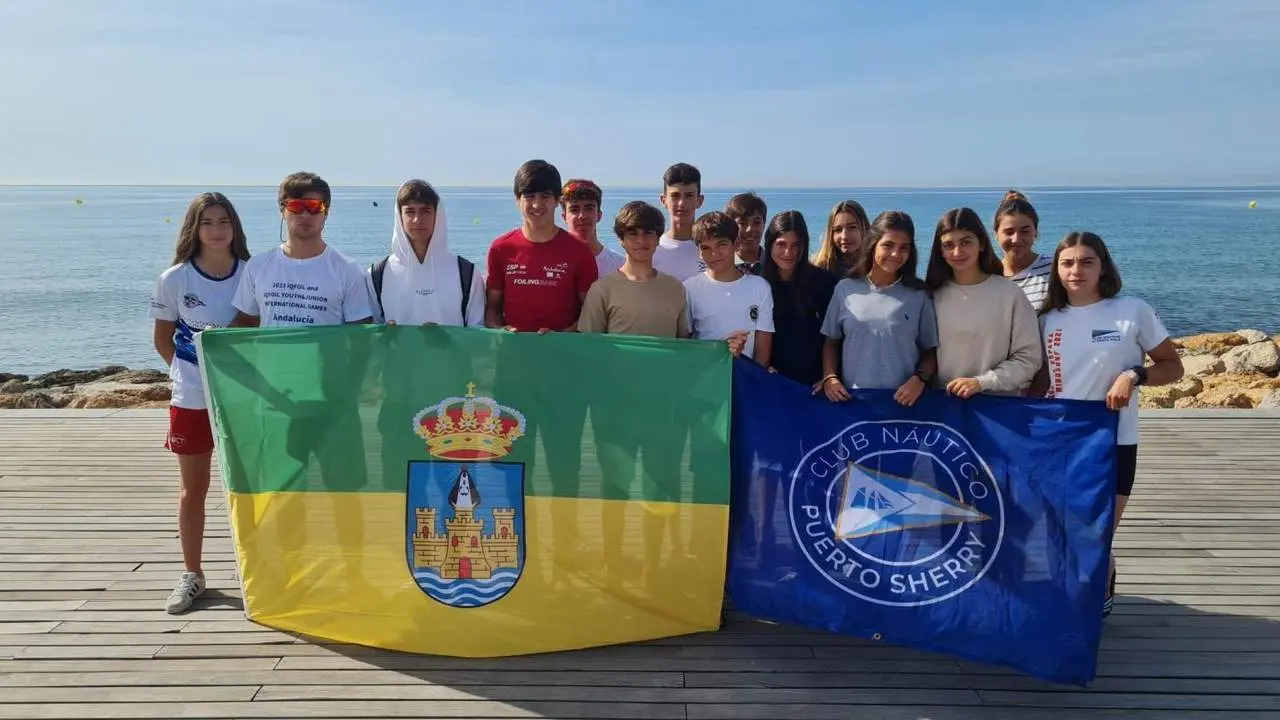 Regatistas con bandera viajera en Salou.  - Viva. 