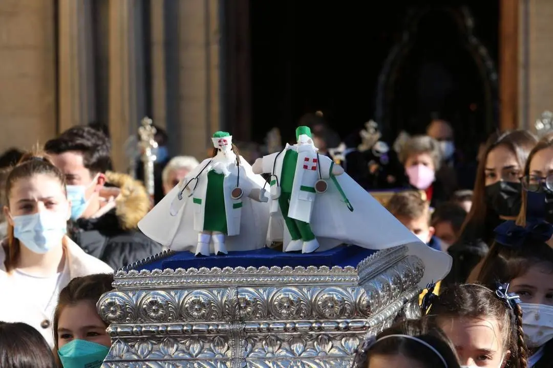 Palomos ataviados como sanitarios, en una imagen de archivo.  - 