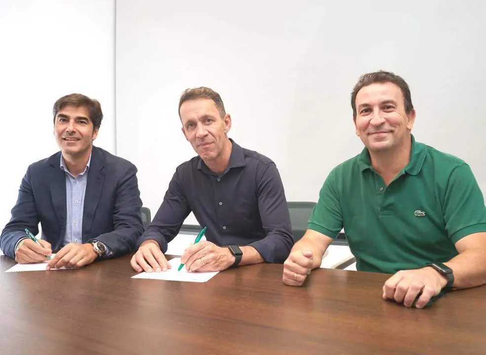 &Aacute;ngel Haro, Ram&oacute;n Planes y L&oacute;pez Catal&aacute;n durante la firma del nuevo di - rbb